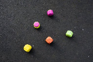 Oyun parkının zemininde çeşitli renklerin gonggitdol 'u