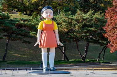 Seul, Güney Kore - Kasım 2021: Seul Olimpiyat Parkı 'nda Netflix' in orijinal dizisi 'Squid Game' den dev bebek.