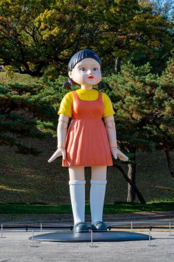 Seul, Güney Kore - Kasım 2021: Seul Olimpiyat Parkı 'nda Netflix' in orijinal dizisi 'Squid Game' den dev bebek.