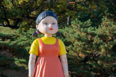 Seul, Güney Kore - Kasım 2021: Seul Olimpiyat Parkı 'nda Netflix' in orijinal dizisi 'Squid Game' den dev bebek.