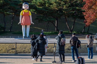 Seul, Güney Kore - Kasım 2021: Seul Olimpiyat Parkı 'nda Netflix' in orijinal dizisi 'Squid Game' den dev bebek.