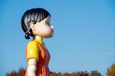 Seul, Güney Kore - Kasım 2021: Seul Olimpiyat Parkı 'nda Netflix' in orijinal dizisi 'Squid Game' den dev bebek.