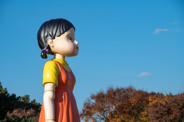 Seul, Güney Kore - Kasım 2021: Seul Olimpiyat Parkı 'nda Netflix' in orijinal dizisi 'Squid Game' den dev bebek.