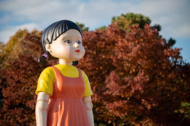 Seul, Güney Kore - Kasım 2021: Seul Olimpiyat Parkı 'nda Netflix' in orijinal dizisi 'Squid Game' den dev bebek.