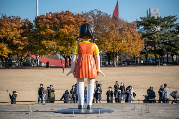 Seul, Güney Kore - Kasım 2021: Seul Olimpiyat Parkı 'nda Netflix' in orijinal dizisi 'Squid Game' den dev bebek.