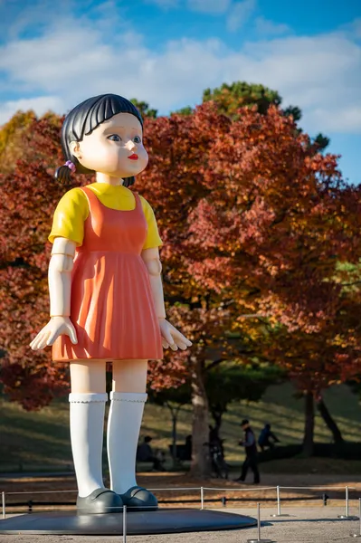 Seul, Güney Kore - Kasım 2021: Seul Olimpiyat Parkı 'nda Netflix' in orijinal dizisi 'Squid Game' den dev bebek.