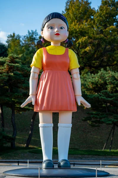 Seul, Güney Kore - Kasım 2021: Seul Olimpiyat Parkı 'nda Netflix' in orijinal dizisi 'Squid Game' den dev bebek.