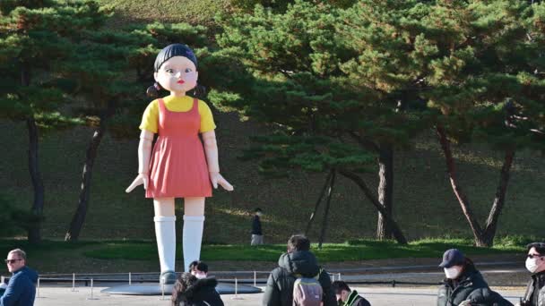 Σεούλ Νότια Κορέα Νοέμβριος 2021 Γιγαντιαία Κούκλα Από Την Αρχική — Αρχείο Βίντεο