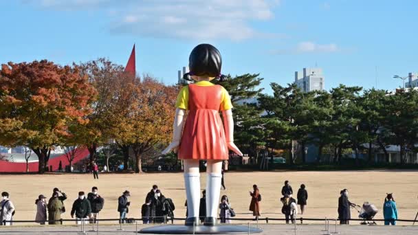ソウル 2021年11月 ソウルのオリンピック公園でNetflixオリジナルシリーズ イカゲーム の巨大な人形 — ストック動画