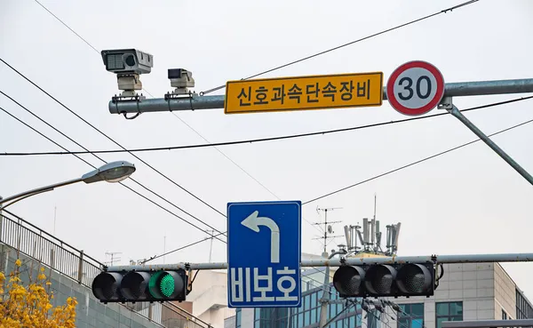 緑の信号機と速度制限標識と道路上の交通信号 — ストック写真