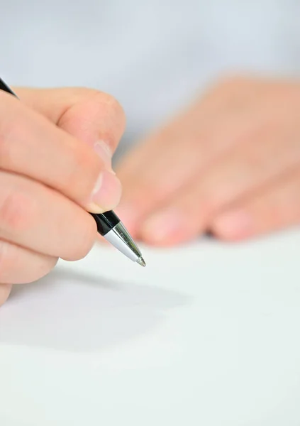 Die Hand Des Geschäftsmannes Hält Weißes Papier Und Stift Mit — Stockfoto