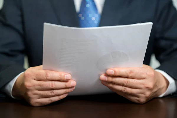 Empresário Segurando Documento Papel Branco — Fotografia de Stock