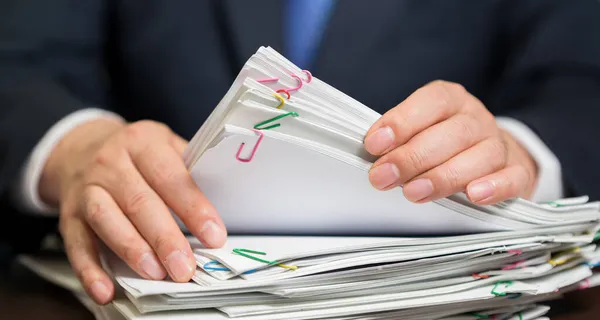 Geschäftsmann Hält Ein Bündel Papiere Der Hand — Stockfoto