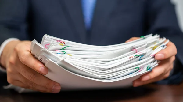 Geschäftsmann Hält Ein Bündel Papiere Der Hand — Stockfoto