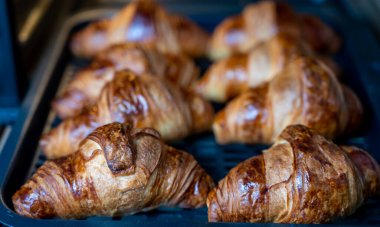 Ev yapımı kruvasan. Kahvaltıda kruvasan. Ev fırınında enfes pişmiş..