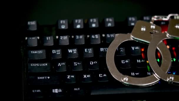 键盘和手铐与LED灯。网络犯罪概念. — 图库视频影像