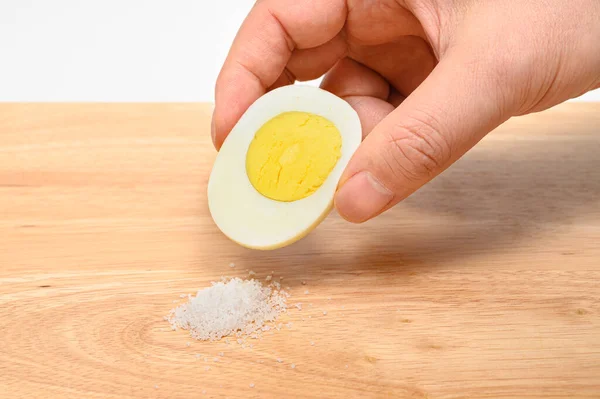 반쯤삶은 달걀을 소금으로칠 — 스톡 사진