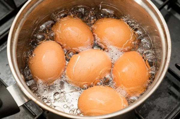 Ovos Sendo Fervidos Água Fervente Uma Panela — Fotografia de Stock