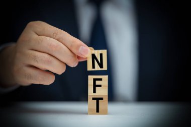 Adam bloklardan NFT 'yi bir araya getiriyor. NFT iadesiz jeton. Teknoloji soyut. NFT konsepti