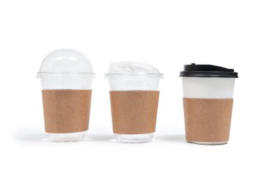 Tek kullanımlık kağıt kahve fincanı beyaz arka planda izole edilmiş. Kahve - İçmek, Hareket Etmek, Paketleme, Reklam, Boşluk