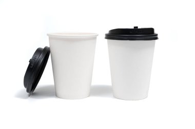 Tek kullanımlık kağıt kahve fincanı beyaz arka planda izole edilmiş. Kahve - İçmek, Hareket Etmek, Paketleme, Reklam, Boşluk