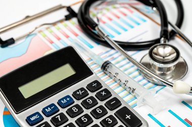 Çeşitli grafikleri ve steteskopu olan tıbbi konsept.