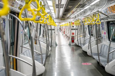 Seul, Güney Kore-Nisan 2022: Yeraltı Seul Metro Hattı 9 'da Trenin İçinde.