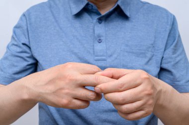 Parmak eklem ağrısından muzdarip adamların elleri. Romatoid eklem iltihabına ve gut hastalığına neden olur. Sağlık ve tıbbi konsept.