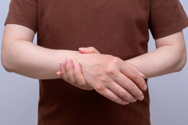 Bilek ağrısı yüzünden bileğine dolanmış bir adam. Romatoid artrit, karpal tünel sendromu, gut. Sağlık ve tıbbi konsept.