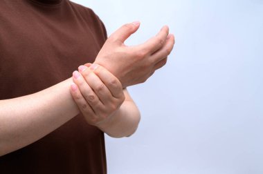 Bilek ağrısı yüzünden bileğine dolanmış bir adam. Romatoid artrit, karpal tünel sendromu, gut. Sağlık ve tıbbi konsept.