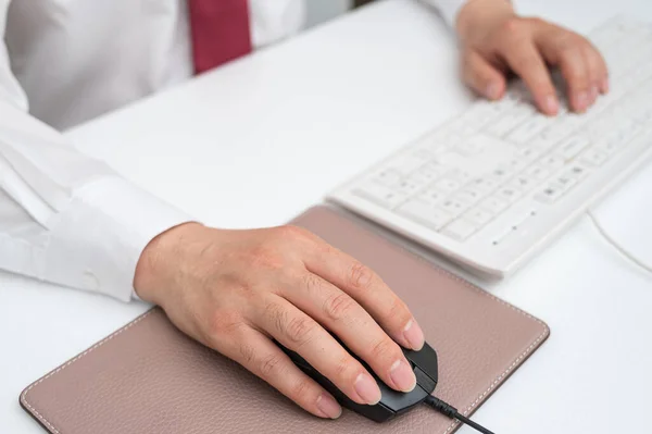 Hand Businessman Holding Computer Mouse Office Desk — Stock fotografie
