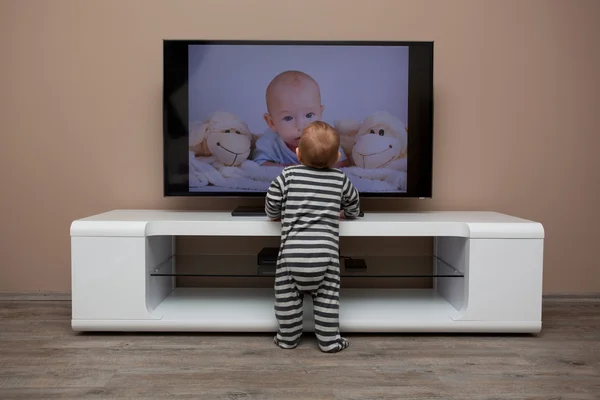Chłopiec dziecko oglądania telewizji — Zdjęcie stockowe
