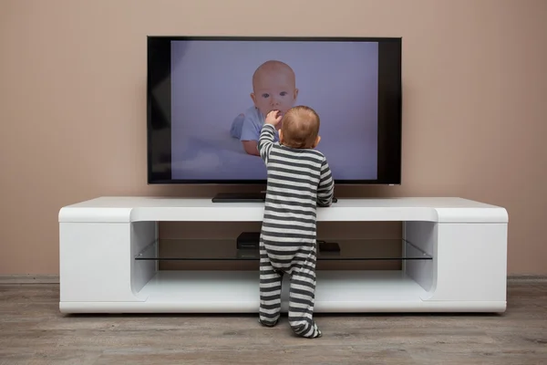 Bebé niño viendo televisión —  Fotos de Stock