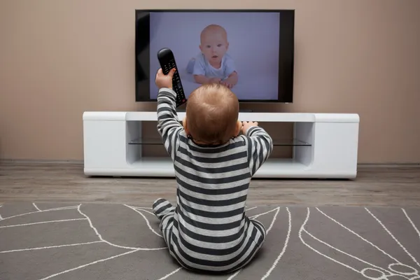 Bebé niño viendo televisión — Foto de Stock
