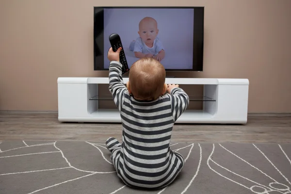 Menino assistindo televisão — Fotografia de Stock