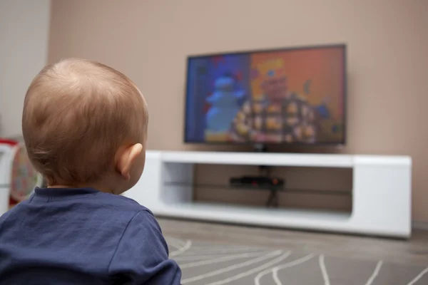 Menino assistindo televisão — Fotografia de Stock