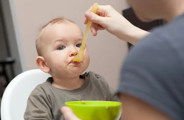 Mère nourrissant son bébé — Photo