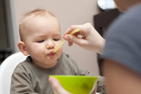 Mother feeding her baby — Stock Photo, Image