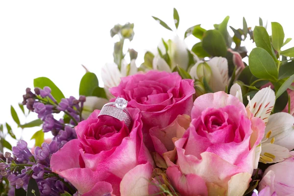 Betrothal detail of the rings and bouquet — Stock Photo, Image