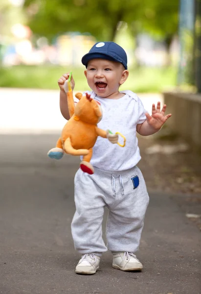Ładny mały chłopiec dziecko gra — Zdjęcie stockowe