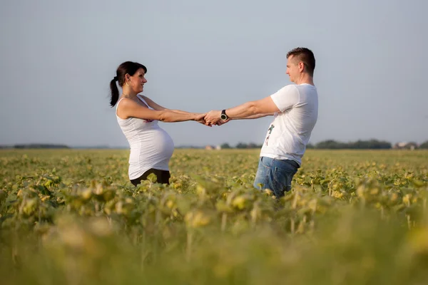 Femme enceinte et homme — Photo