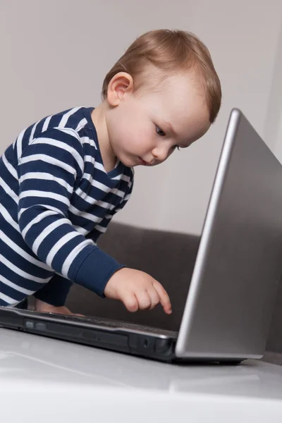 Bambino con laptop — Foto Stock