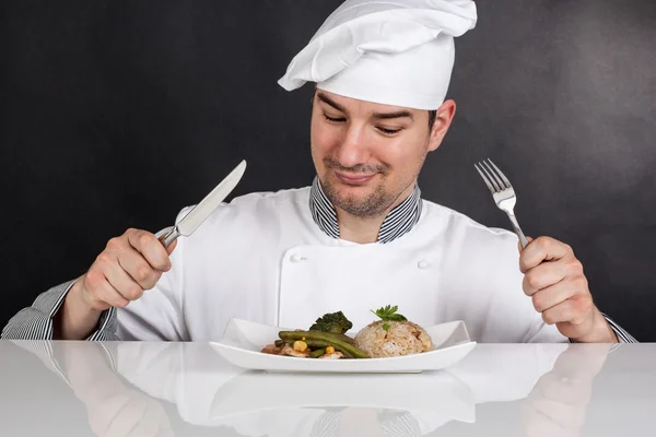 Chef eating his prepared food with cutlery — Stock Photo, Image