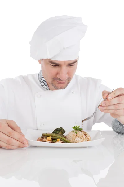 Шеф-кухар додає соус до приготованої їжі — стокове фото