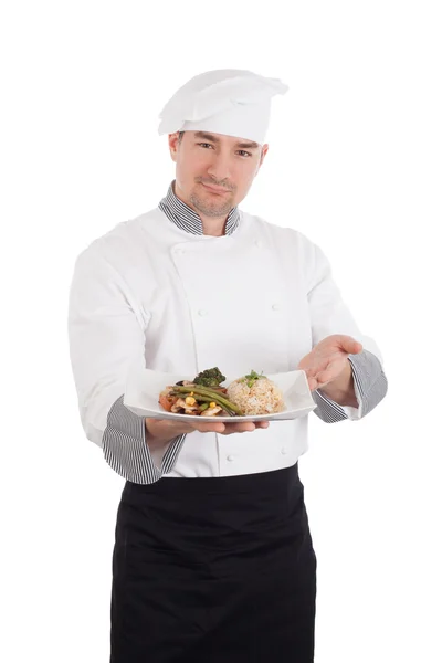 Chef che mostra e tiene in mano un piatto di cibo preparato — Foto Stock