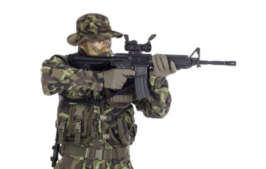 asker kamuflaj ve modern silah m4.