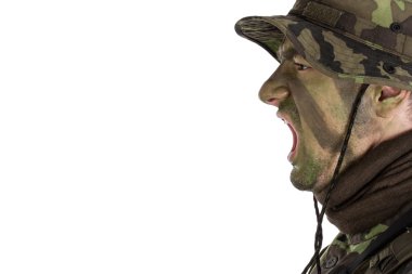 asker emirleri bağırarak orman kamuflaj boya ile