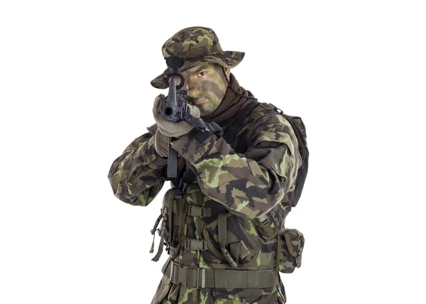 Soldat in Tarnung und moderner Waffe. — Stockfoto
