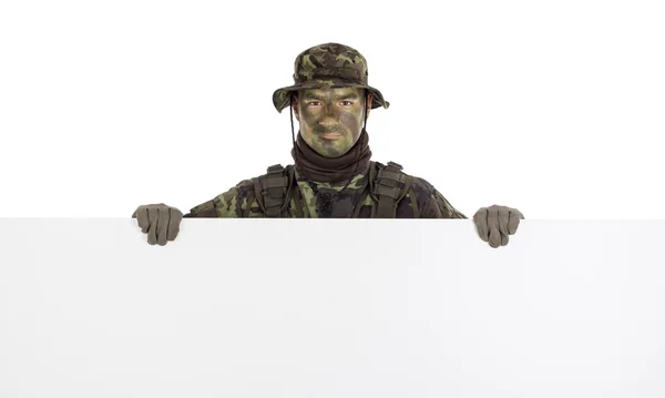 Soldat mit horizontalem Blankboard — Stockfoto