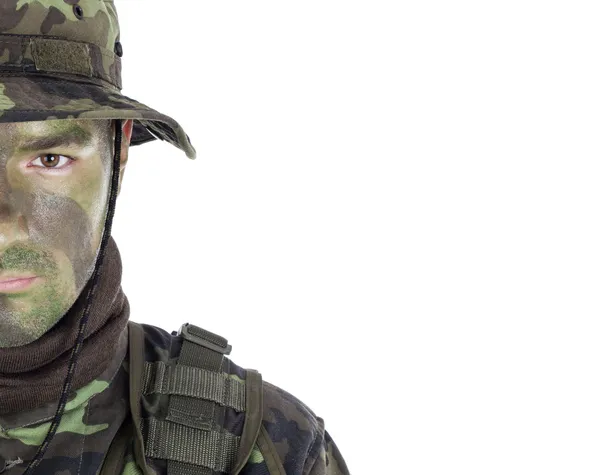 Jeune soldat avec peinture de camouflage jungle . — Photo